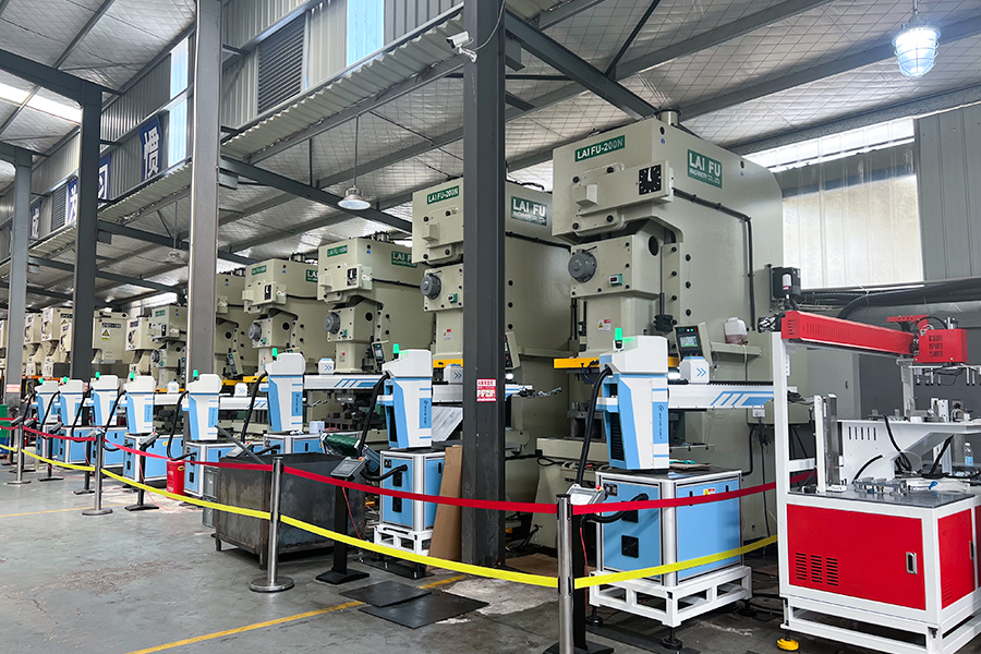 Prima linea di stampaggio di trasferimento con robot dà il via alla produzione di volume