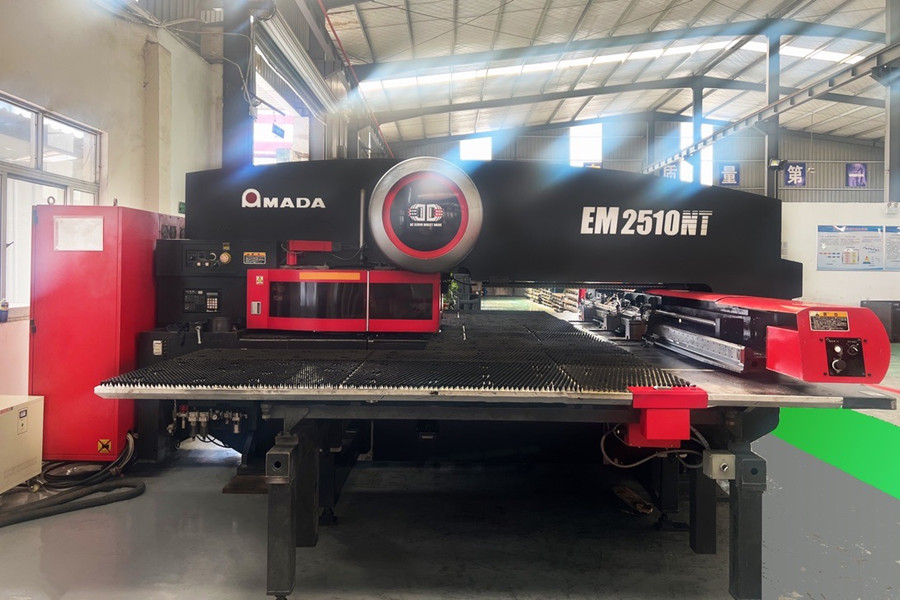 Amada Numerical Punching Machine funziona a pieno titolo per i componenti di ricarica EV